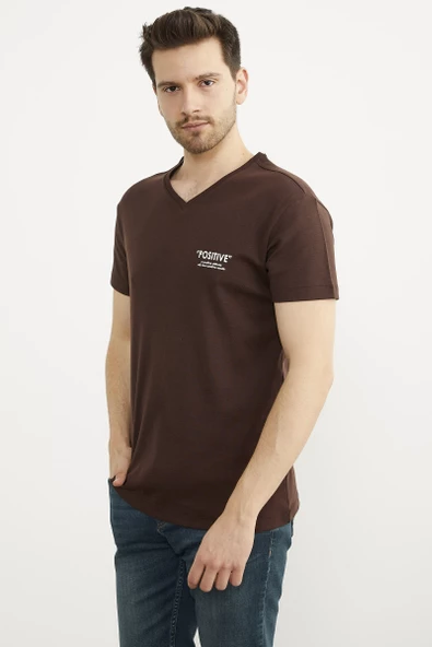 V Yaka Küçük Baskı Detaylı Tişört - Kahve - Resim 2