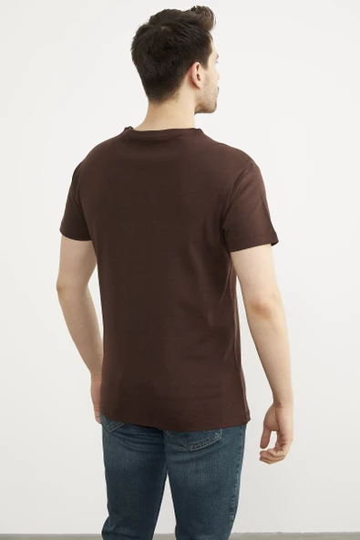 V Yaka Küçük Baskı Detaylı Tişört - Kahve - Resim 3