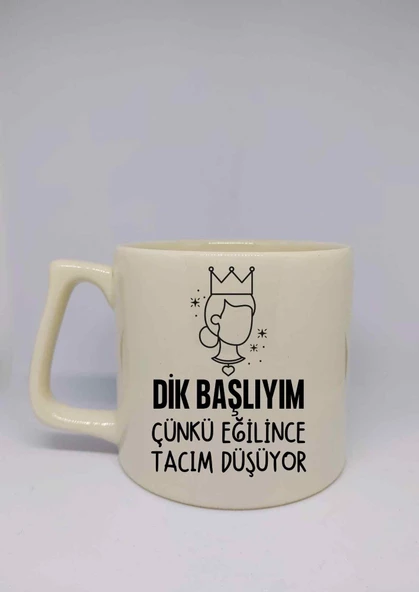 Krem Rengi Dik Başlıyım Çünkü Eğilince Tacım Düşüyor Yazılı Özel Tasarım Lüks Seramik Kupa Bardak