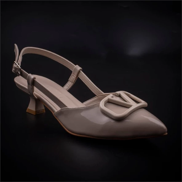 M2S Bej Kadın Rugan Fındık Topuk Sivri Burun Klasik Terlik - 9