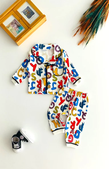 Neşeli Bebekler Harf Baskılı Önden Düğmeli Cepli Pijama Takımı ürün görseli