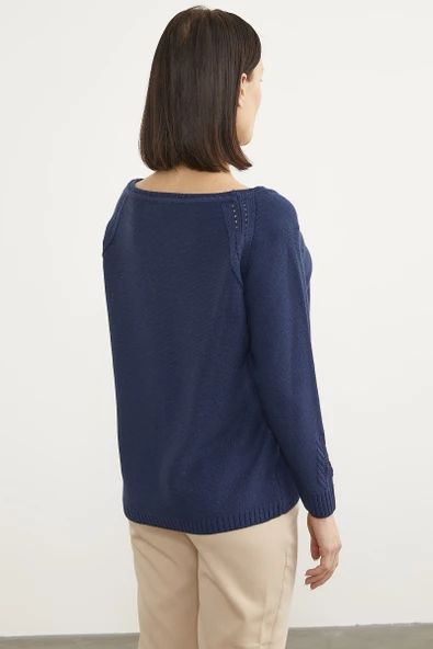 Kayık Yaka Motif Detaylı Triko Kazak - Lacivert - Resim 4