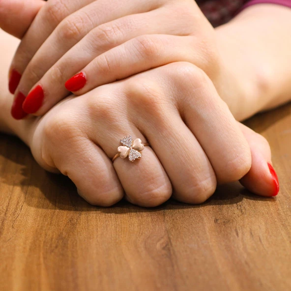 925 Ayar Gümüş Kalpli Yonca Modeli Yüzük, Pembe - Beyaz Taş ürün görseli