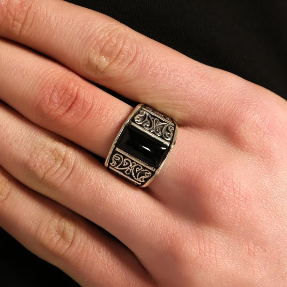 925 Ayar Gümüş Dikdörtgen Oniks Taşlı Köşegenli Erkek Yüzük ürün görseli