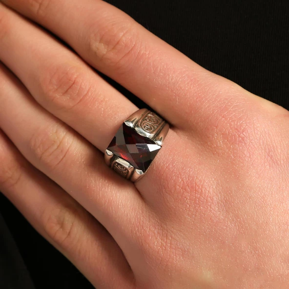 925 Ayar Gümüş Kare Sentetik Yakut Taşlı İşlemeli Erkek Yüzük