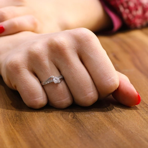 925 Ayar Gümüş Tektaş Motifli Yanı Taşlı 1,50 crt Görünümlü Yüzük ürün görseli 1