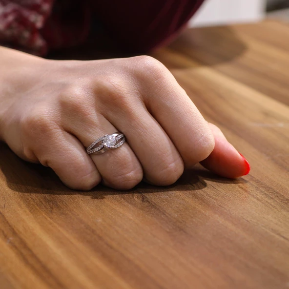 925 Ayar Gümüş Tektaş Yan Taşlı 1,00 crt Görünümlü Yüzük ürün görseli 1