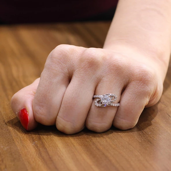 925 Ayar Gümüş Tektaş Yanı Taşlı 1,30 crt Görünümlü Yüzük ürün görseli 1