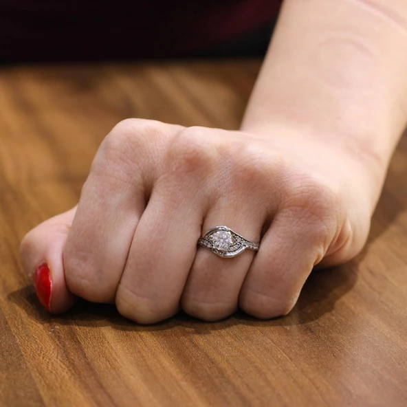 925 Ayar Gümüş Tektaş Yanı Taşlı 1,00 crt Görünümlü Yüzük ürün görseli