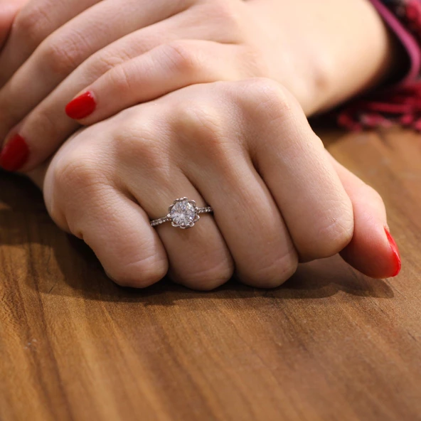 925 Ayar Gümüş Tektaş Yanı Taşlı 1,32 crt Görünümlü Yüzük ürün görseli 1