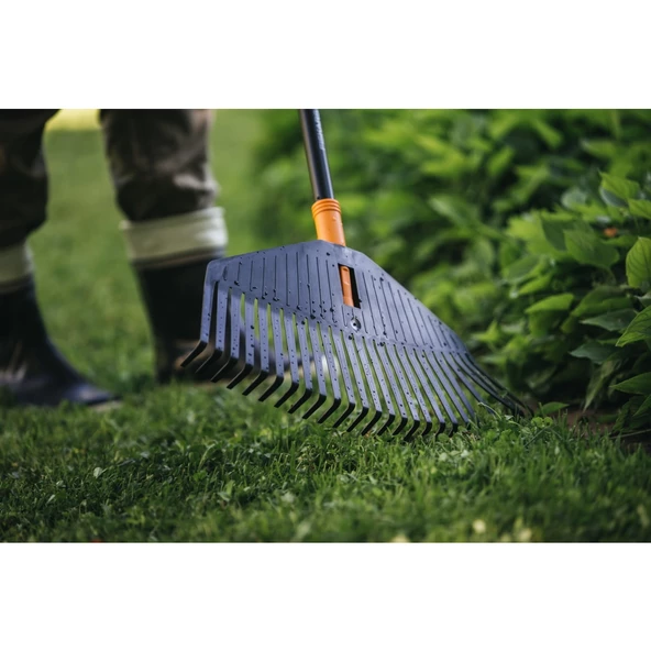Fiskars Solid Geniş Yaprak Tırmığı ve Süpürgesi 135016-1003465 - 5