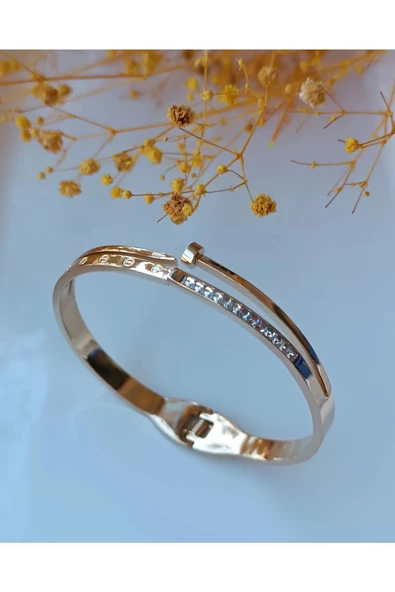 Şık Ve Modern Çivi Model Zirkon Taşlı Kelepçe