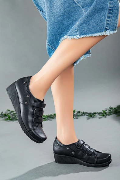 Cırtlı Cilt Siyah Kadın Dolgu Taban Günlük Ayakkabı ürün görseli