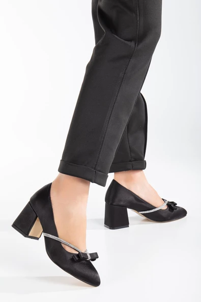 Fiyonk Taş Detaylı Saten Siyah Büyük Numara Kadın Ayakkabısı Topuklu - 2