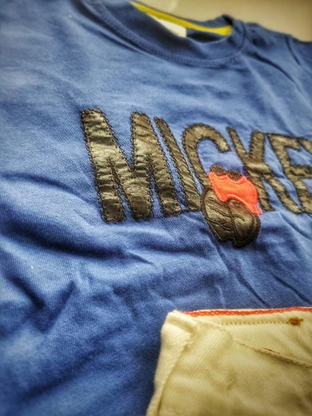 MODAVALS MICKEY APLİKELİ DERİ DETAYLI BOYUNLUKLU BEYAZ KOT ŞORTLU ERKEK ÇOCUK TAKIM - MAVİ - 3