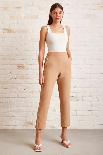 Düğme Detaylı Dar Paça Pantolon Bej ürün görseli