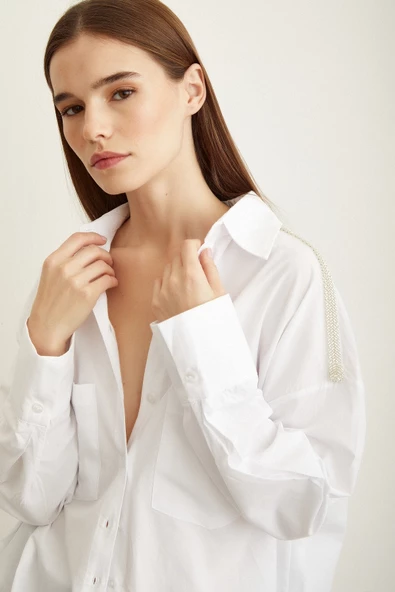 Omuzda Boncuk Detaylı  Oversize Gömlek Beyaz - Resim 6
