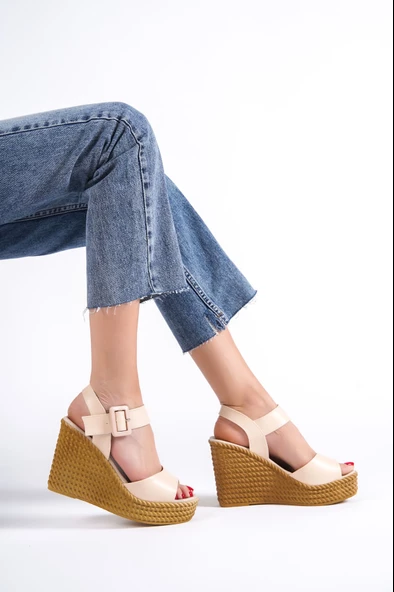 PERLA Tokalı Lastikli Dolgu Topuklu Ortopedik Taban Hasır Görünümlü Kadın Sandalet KT Ten - 3