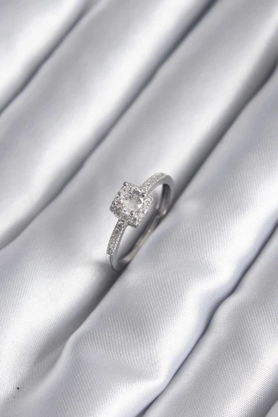 MuI MuI Pirinç Gümüş Renk Kare Zirkon Taşlı Kadın Yüzük