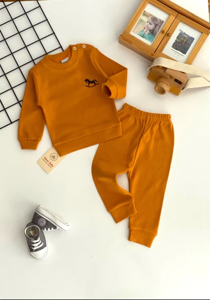 Neşeli Bebekler Nakışlı Desen Raporlu İki İplik Kumaş Takım Turuncu ürün görseli