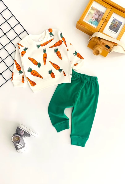 Neşeli Bebekler Havuç Baskılı İki İplik Penye Kumaş Takım Yeşil