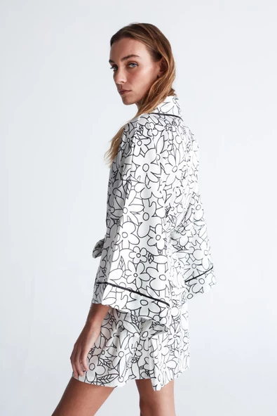 Peraluna FREESIA KIMONO 82 CM Çiçek Desen Mini Boy Kemerli Saten Kadın Kimono - Beyaz/Siyah - 5