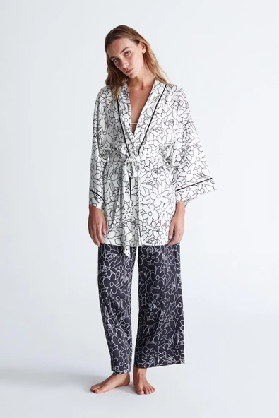 Peraluna FREESIA KIMONO 82 CM Çiçek Desen Mini Boy Kemerli Saten Kadın Kimono - Beyaz/Siyah - 7