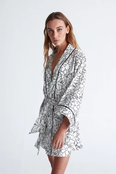 Peraluna FREESIA KIMONO 82 CM Çiçek Desen Mini Boy Kemerli Saten Kadın Kimono - Beyaz/Siyah - 3