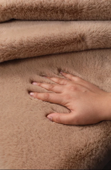 Dekoratif Tavşan Tüyü Ultra Yumuşak Peluş Kaymaz Halı Yolluk Camel - 2