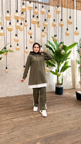 Yazı Baskılı Garni Detaylı Kapşonlu Kısa Sweat Pantolon İkili Tesettür Eşofman Takımı - 03080.005 - Haki ürün görseli