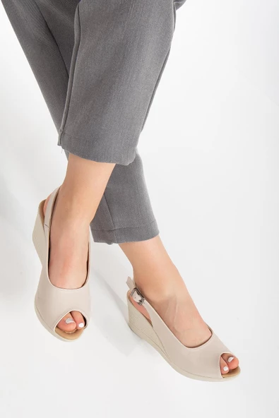 Dolgu Taban Burun ve Arka Açık Ortopedik Suni Deri Bej Kadın Dolgu Topuk Ayakkabı - Resim 2