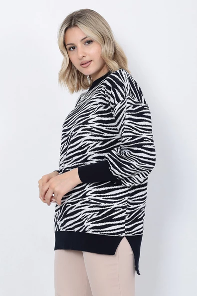 Kadın Triko Kazak Bisiklet Yaka Zebra Desenli Oversize Yırtmaçlı Beyaz Siyah - 3