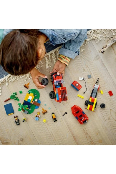 LEGO City 60412 4x4 Kurtarma Botlu İtfaiye Kamyonu (301 Parça) - 3