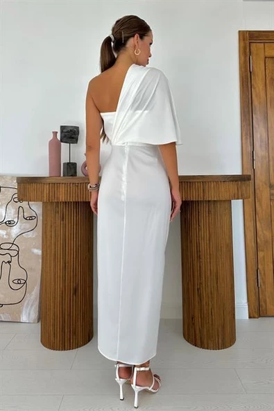 Tek Omzu Kapalı Yırtmaçlı Saten Elbise - Resim 5