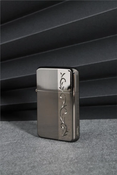 Silvio Monetti  Siyah Renk İşlemeli Kapaklı Benzinli Çakmak  24CSM916CR01 ürün görseli 1