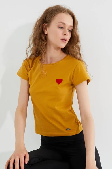 Kadın Kalp Nakışlı Bisiklet Yaka T-Shirt Sarı - Resim 8