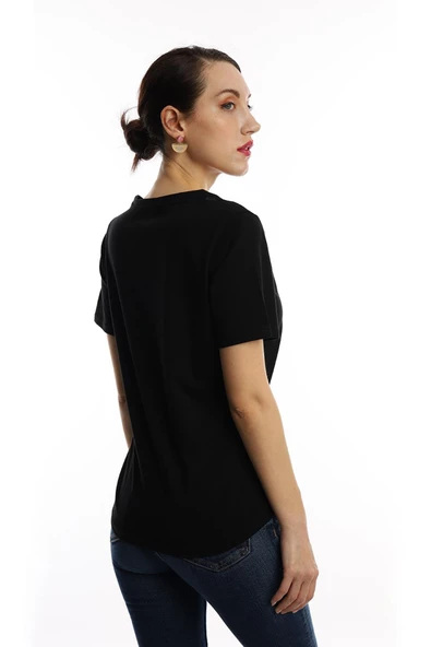 Kadın V Yaka Sardinia Baskılı Regular Fit Tişört Siyah - Resim 3