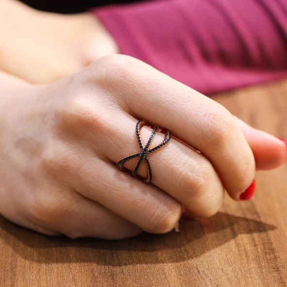 925 Ayar Gümüş Rose Renkli, Siyah Zirkon Taşlı Tasarım Yüzük ürün görseli 1