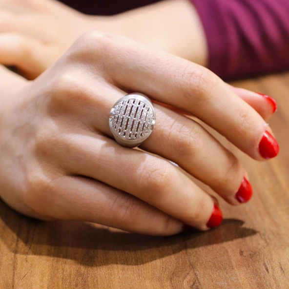 925 Ayar Gümüş Yuvarlak Izgaralı Taşlı Model Yüzük ürün görseli