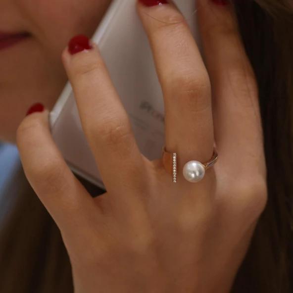 925 Ayar Gümüş Tek İncili Sıralı Zirkon Taşlı Tasarım Yüzük - Resim 5