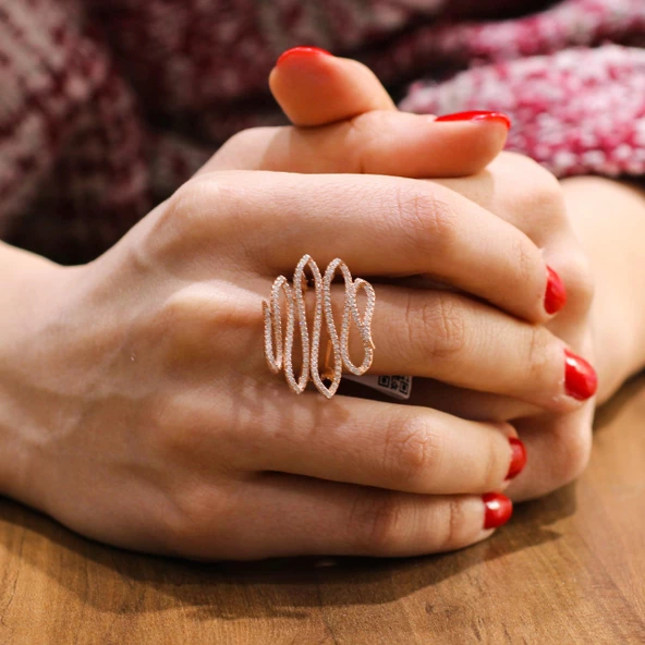 925 Ayar Gümüş Dalga Boyutlu Pembe Renk Beyaz Taşlı Yüzük ürün görseli