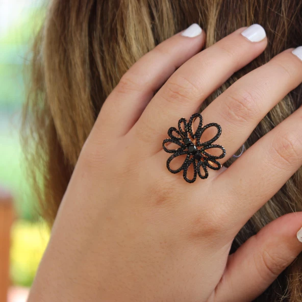 925 Ayar Gümüş Beyaz Renk Siyah Taşlı Çiçekli Yüzük - Resim 2