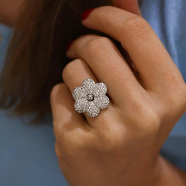 925 Ayar Gümüş Papatya Şekilli Beyaz Renk Beyaz Taşlı Yüzük ürün görseli