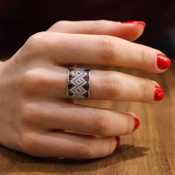 925 Ayar Gümüş Zikzak Model Taşlı Yüzük ürün görseli