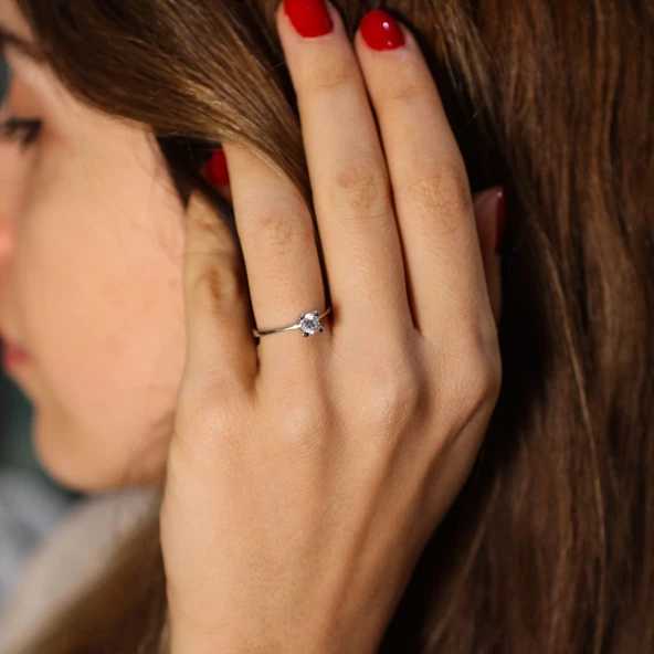 925 Ayar Gümüş 0,60 ct Görünümlü Tektaş Yüzük ürün görseli