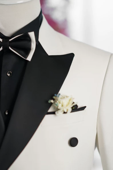 Sivri Yaka Papyonlu Hafif Armürlü Çift Yırtmaçlı Slimfit Smokin Takım Elbise - 4