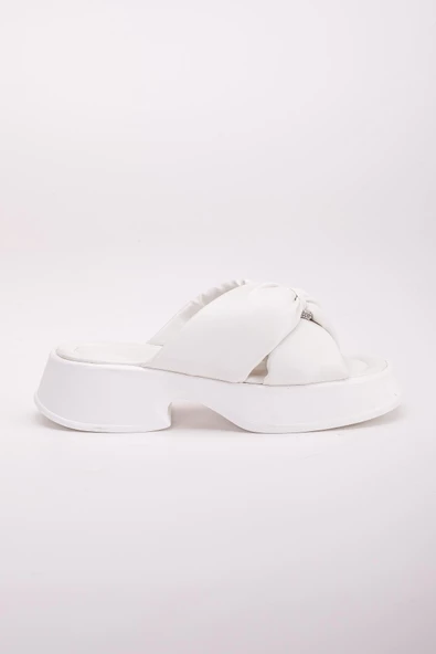 Küçük Taş Detaylı Kalın Taban Çapraz Cilt Beyaz Kadın Dolgu Topuk Terlik - Resim 3