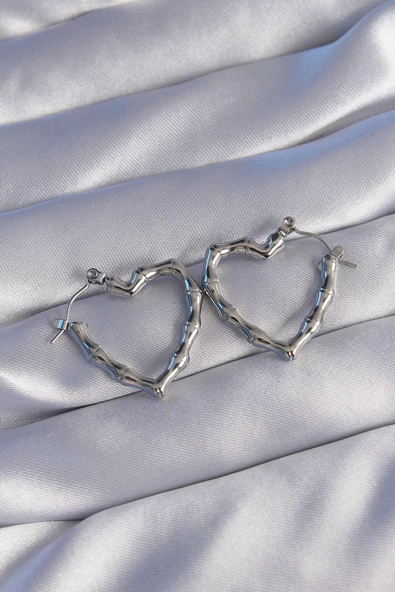 MuI MuI 316L Çelik Gümüş Renk Kemik Tasarımlı Kalp Küpe ürün görseli 1