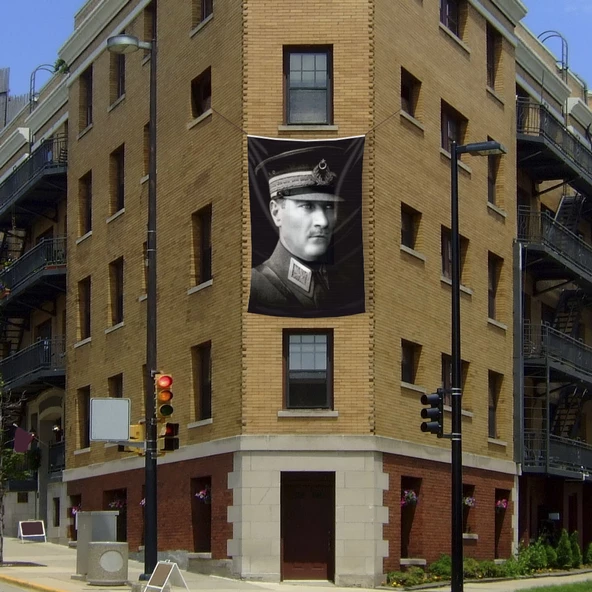 Siyah-Beyaz Askeri Üniformalı Mustafa Kemal Atatürk  Poster Bayrağı ATA44 - 2