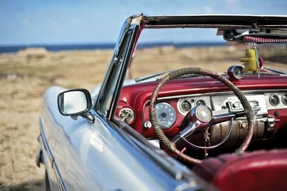 Kırmızı Deri Koltuklu Araba - Kanvas Tablo ürün görseli